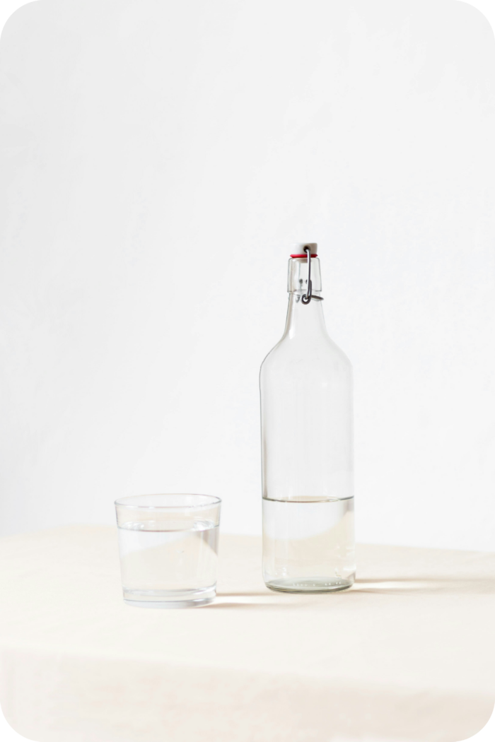 Glasflasche mit Wasser