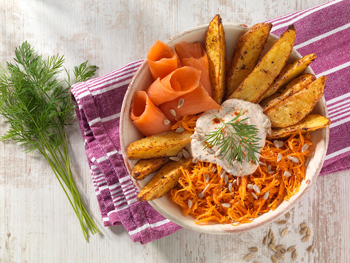 Kartoffel-Lachs-Bowl mit Möhren und Quarkdip